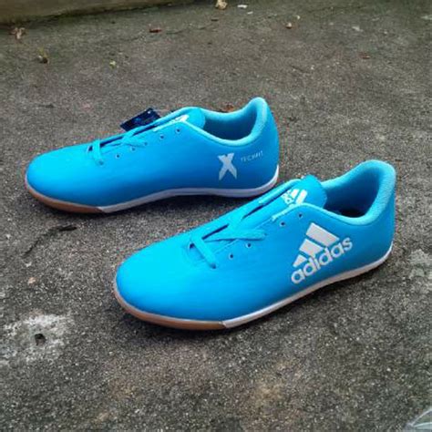 sepatu bola warna biru.